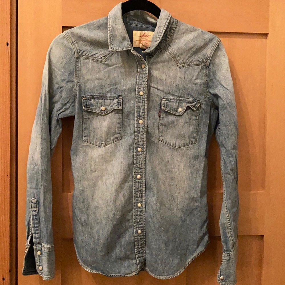 Vintage Levi’s denim button down shirt.
